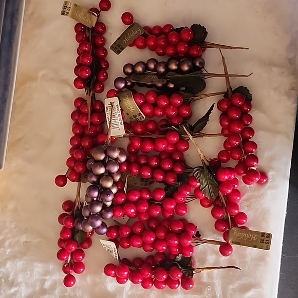 HOLIDAY ARTIFICIAL  BERRIES  PICKS Other - ARTIFICIAL  RED & PURPLE  BERRIES  PICKS.  ( 14 TOTAL ).